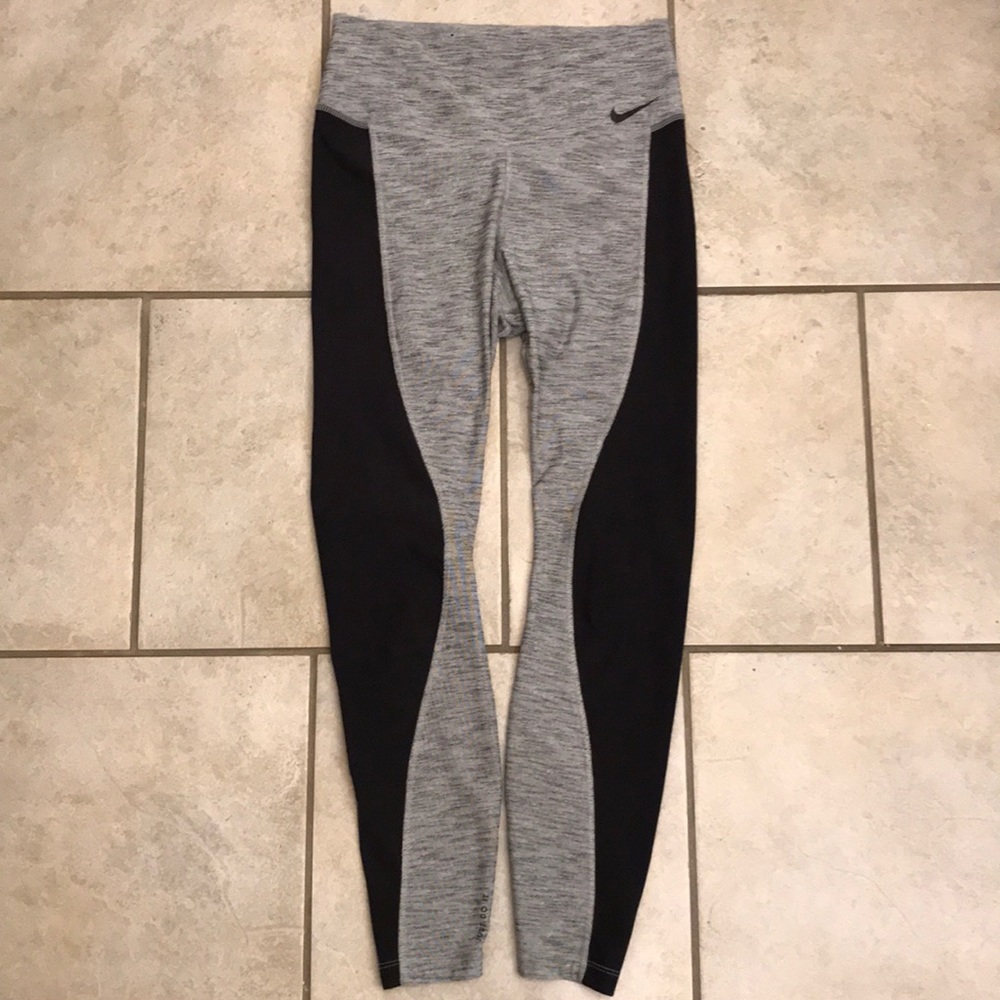Nike size medium workout leggings. EUC